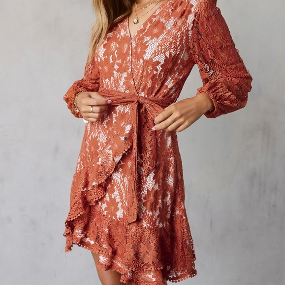 Romantic Lace Dress with Puff Sleeves and Belt - Picture 5 of 7